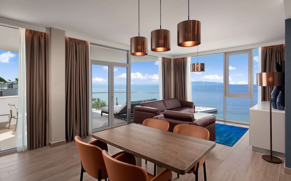 Deluxe Suite, 1 Bedroom (Beach)