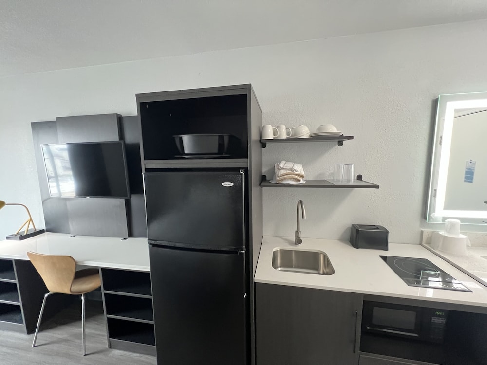 Standard Room, 1 Queen Bed, Non Smoking, Kitchenette - Photo 8