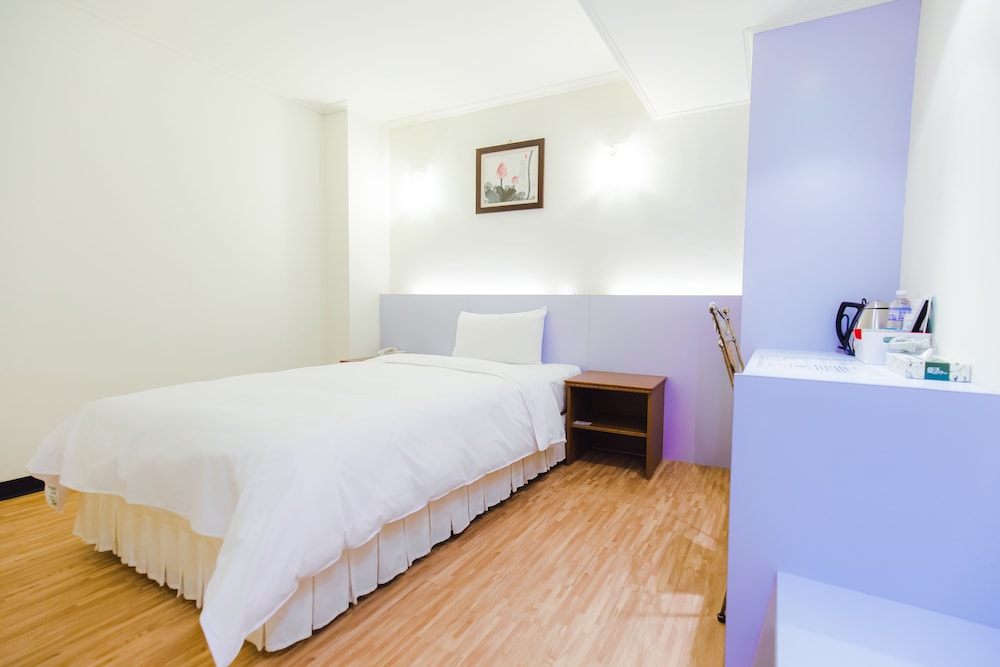 Basic Single Room, 1 Twin Bed, No Windows photo 3