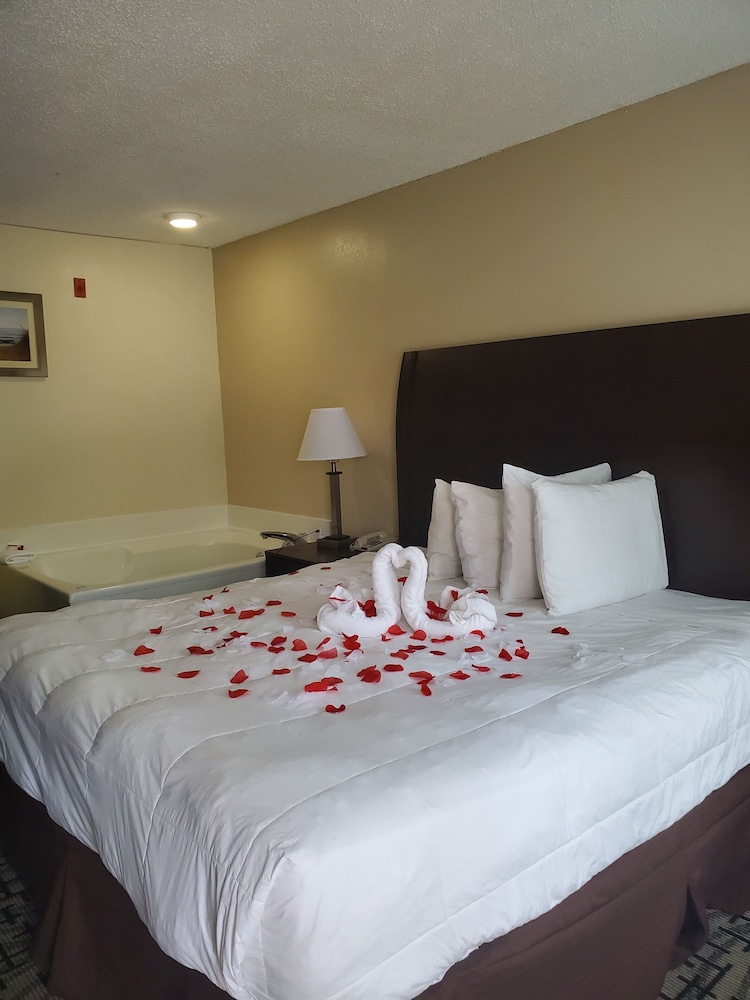 Suite, 1 King Bed, Non Smoking, Jetted Tub - Photo 6