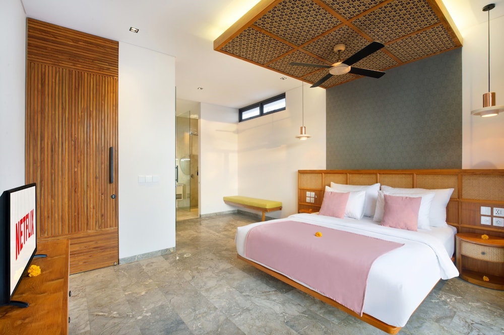 Three Bedroom Villa with Private Pool - Photo 5
