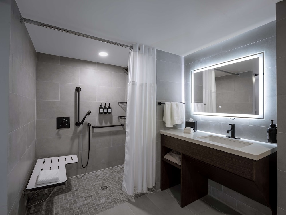Room, 2 Queen Beds, Bay View (Roll-In Shower) - Photo 7