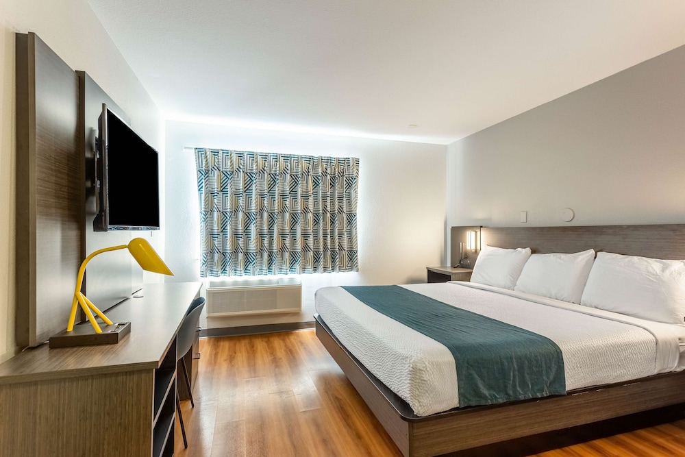 Standard Room, 1 King Bed, Non Smoking photo 2