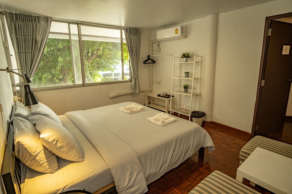 Standard Double Room, 1 King Bed, Shared Bathroom, Garden View photo 2