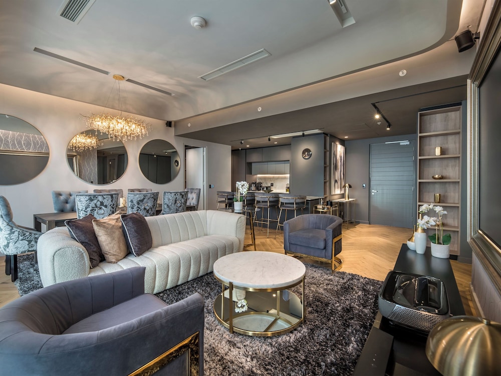 Executive Suite - Photo 13