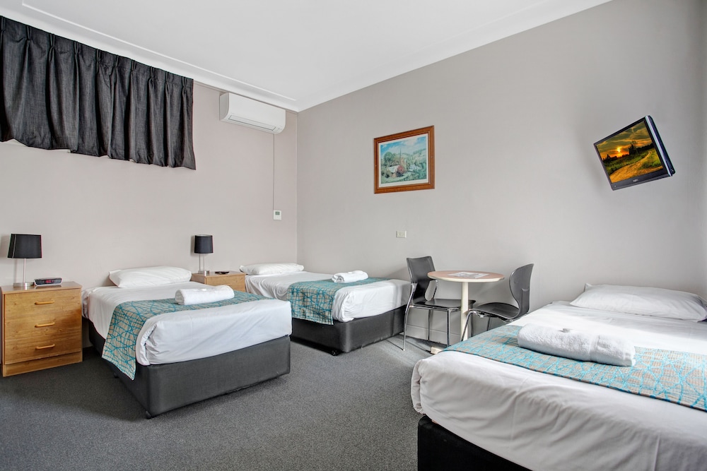 Standard Room, Non Smoking (Three Singles) photo 2