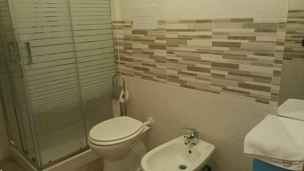 Deluxe Room, 1 King Bed, Non Smoking - Photo 8