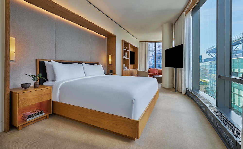 Suite, Multiple Beds, Corner (Skyline)