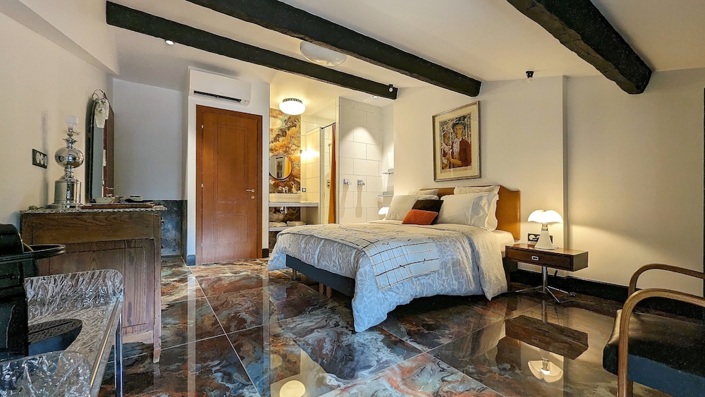 Deluxe Room, 1 Queen Bed, Pool View photo 1