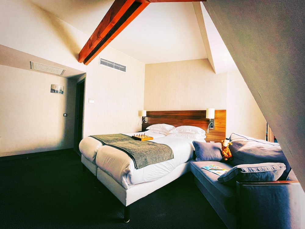 Suite, Multiple Beds thumbnail 6