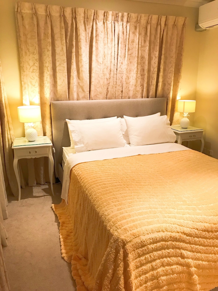 Standard Queen Room With Shared Bathroom photo 1