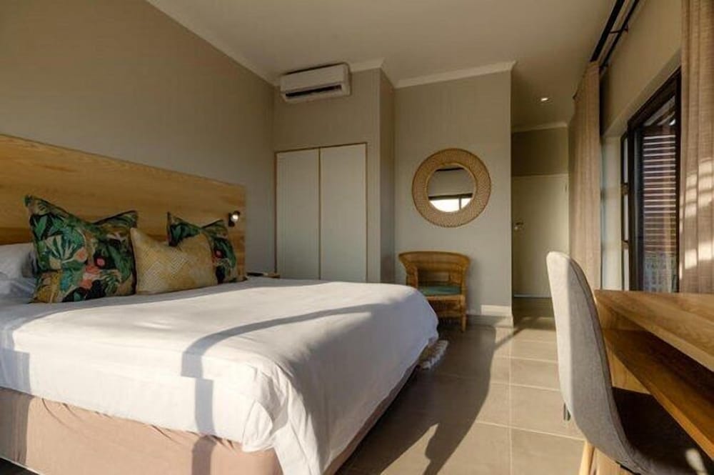 Deluxe Room, 1 King Bed, Harbor View photo 3