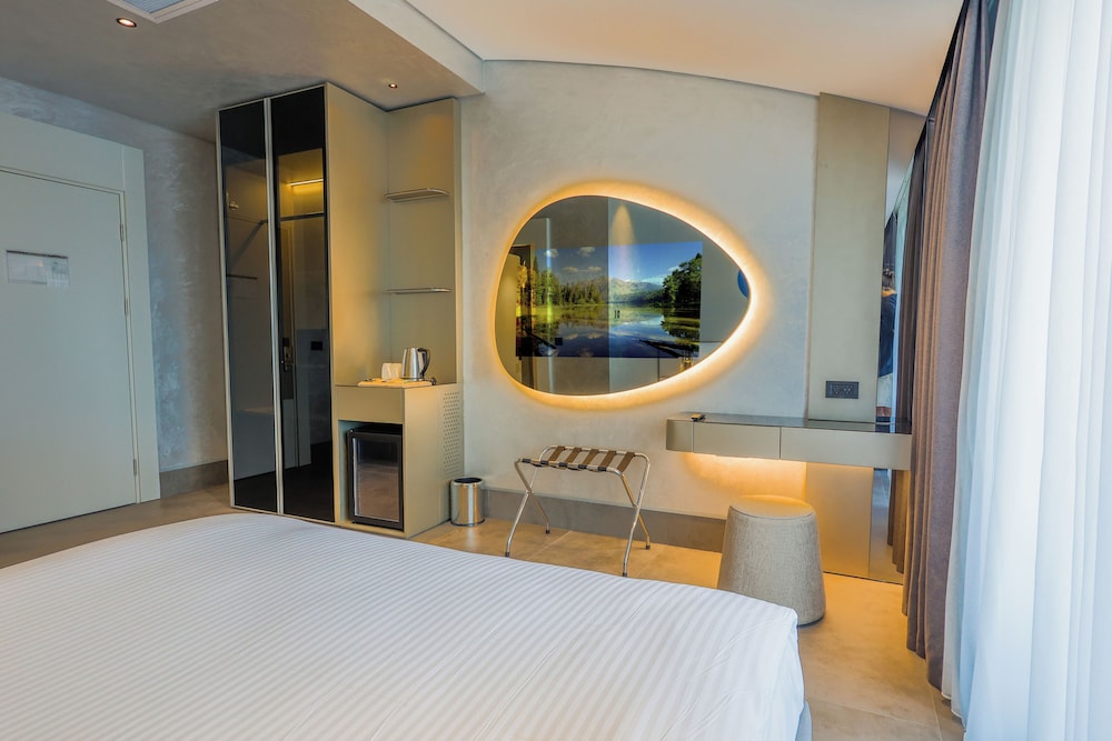 Economy Double Room, 1 King Bed photo 3
