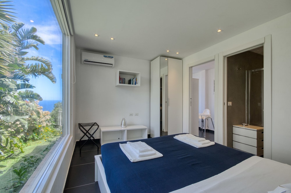 Panoramic Apartment, 1 Bedroom, Sea View, Garden Area with Hydromassage (Private entrance) photo 3