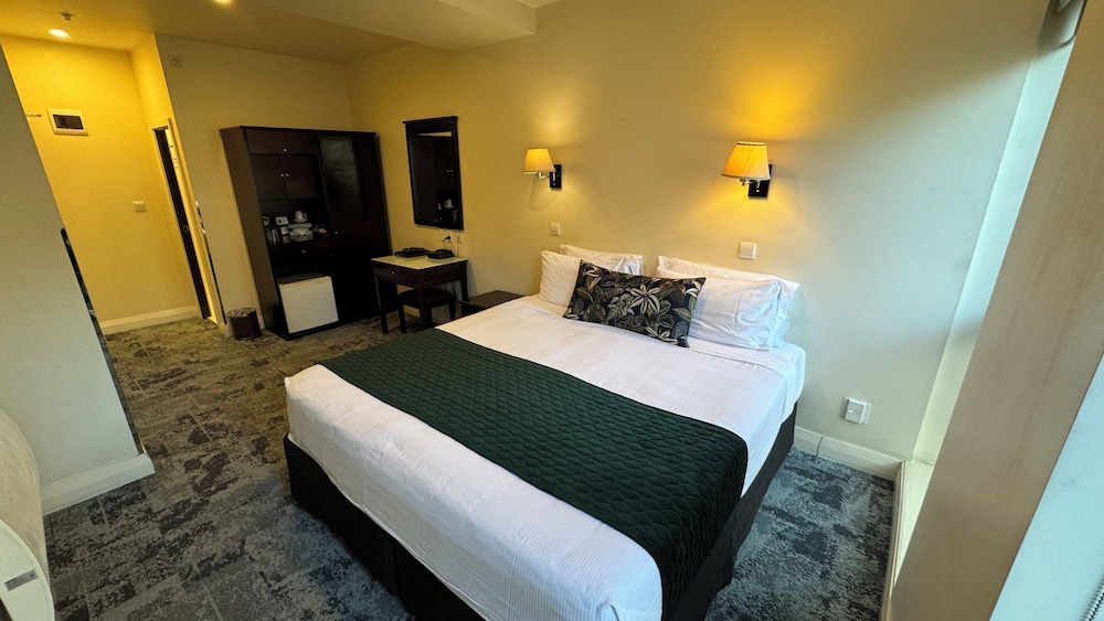 Premium King Split Room - Photo 6