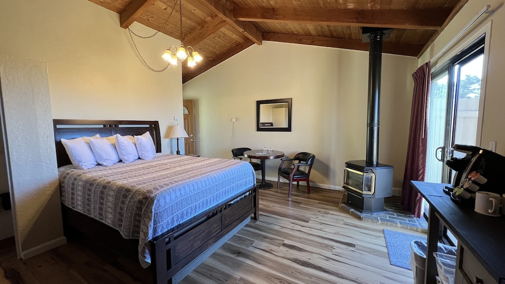 Standard Room, 1 Queen Bed, Fireplace, Ocean View photo 3