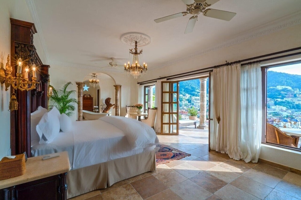 VELVET SUITE photo 2