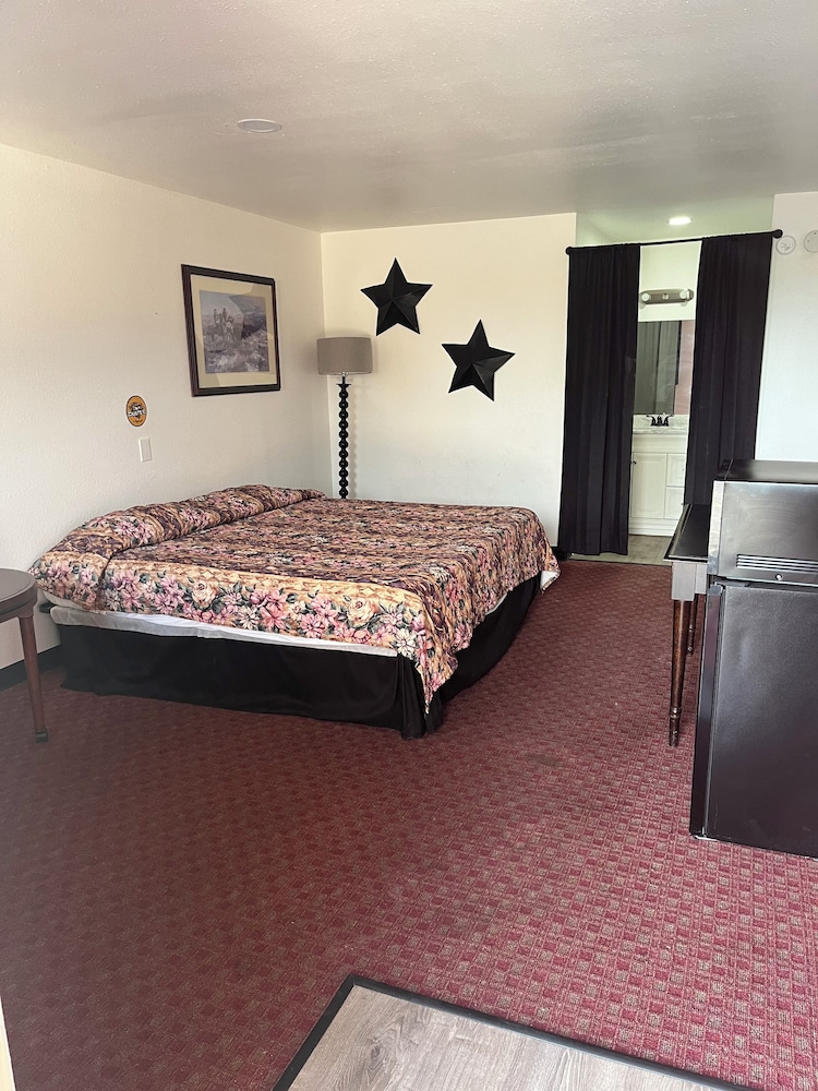 Single Room, 1 King Bed, Non Smoking, Refrigerator & Microwave photo 1