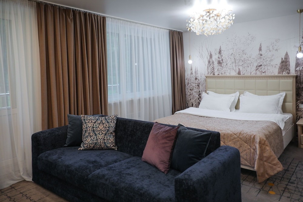 Junior Suite, 1 Queen Bed with Sofa bed, Balcony, Park View photo 1