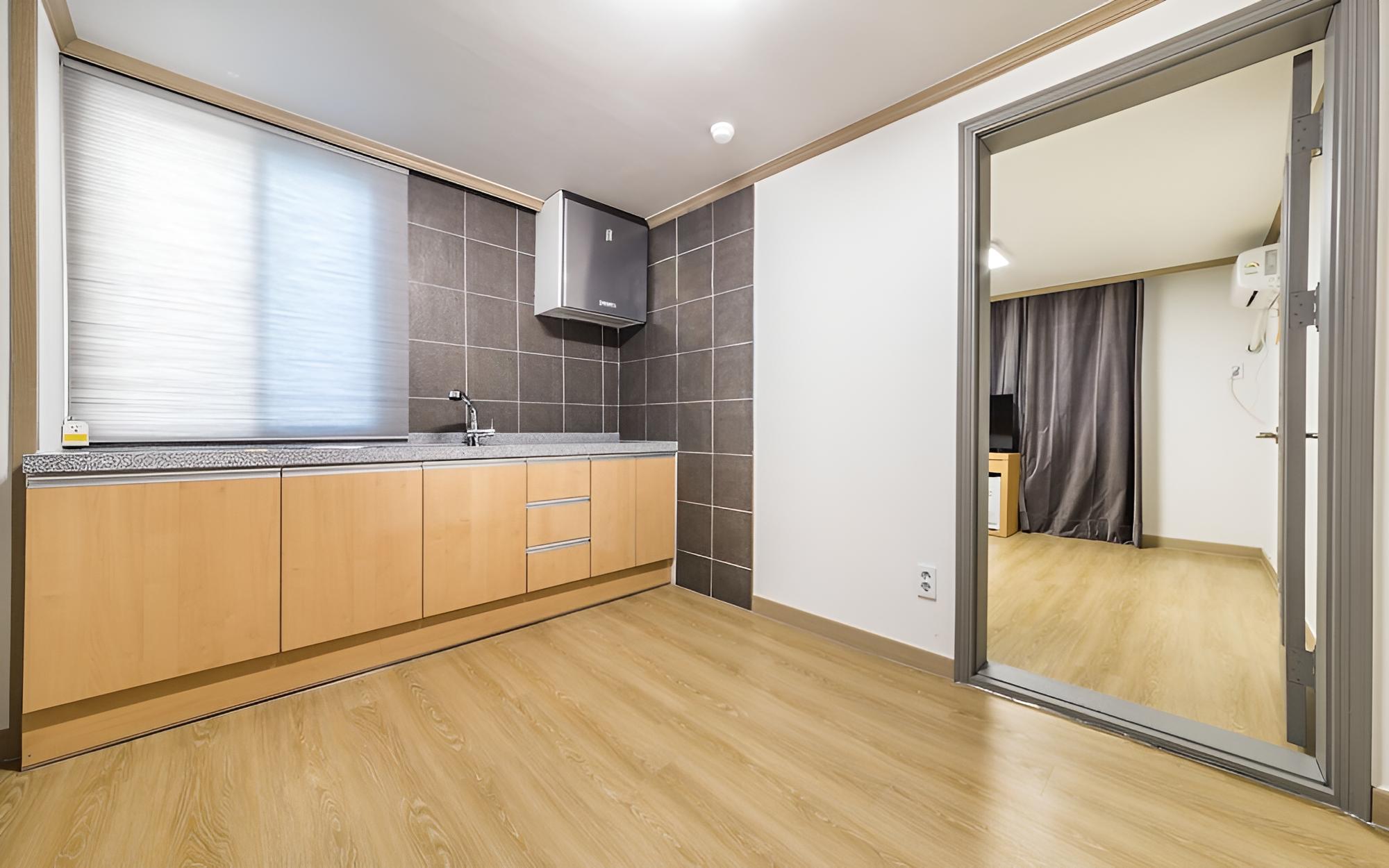 Room (Family room (2 bedroom + 1 living roo) - Photo 6