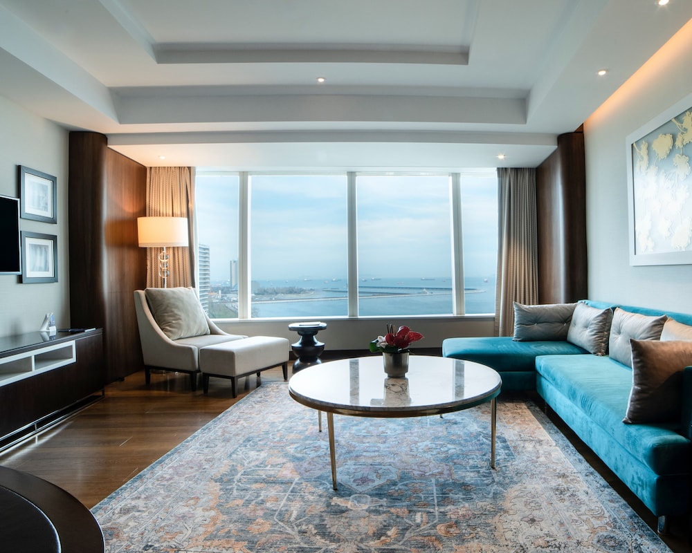 Suite, 1 King Bed thumbnail 6