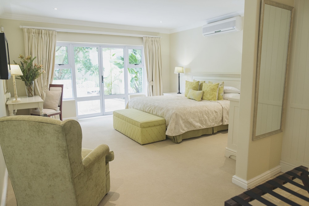 Standard Suite, 1 King Bed, Poolside