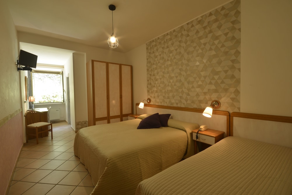 Basic Triple Room, Multiple Beds