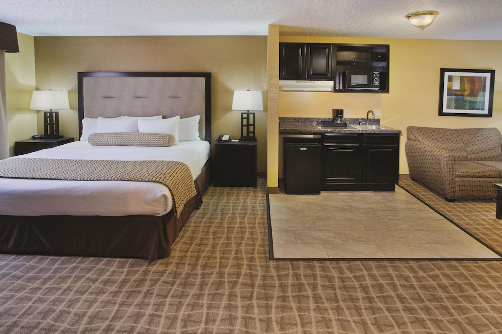Suite, 1 King Bed, Non Smoking, Jetted Tub - Photo 1