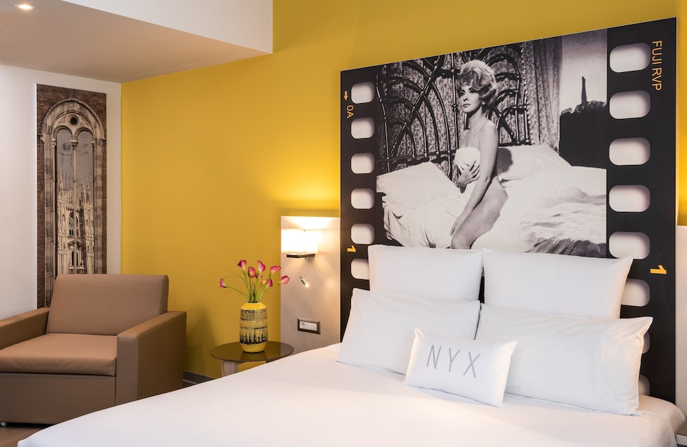 Deluxe Room thumbnail 6