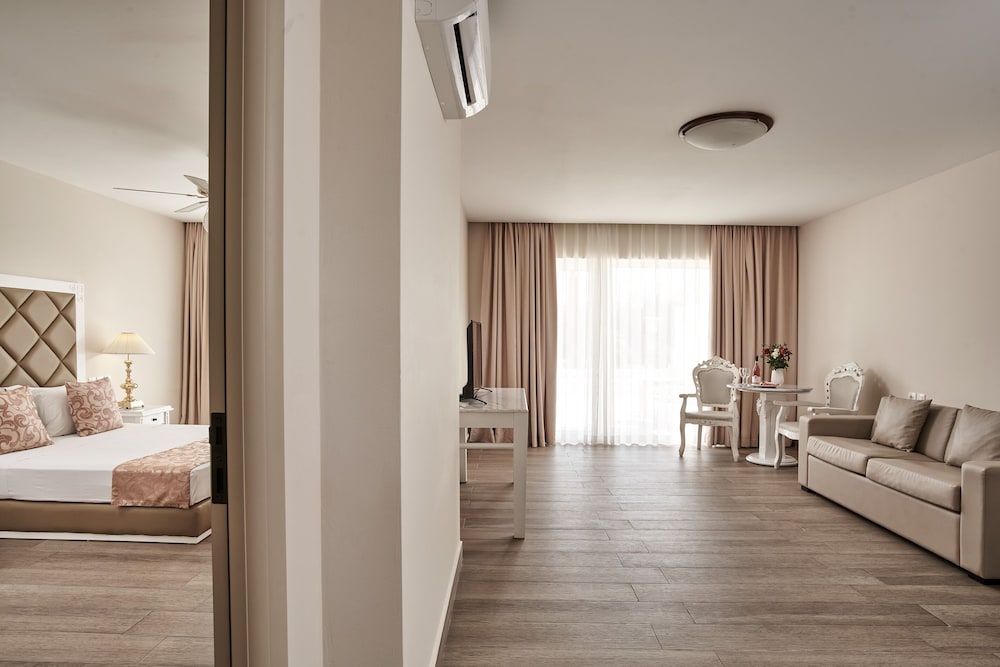 Junior Suite (Sharing Pool) photo 3