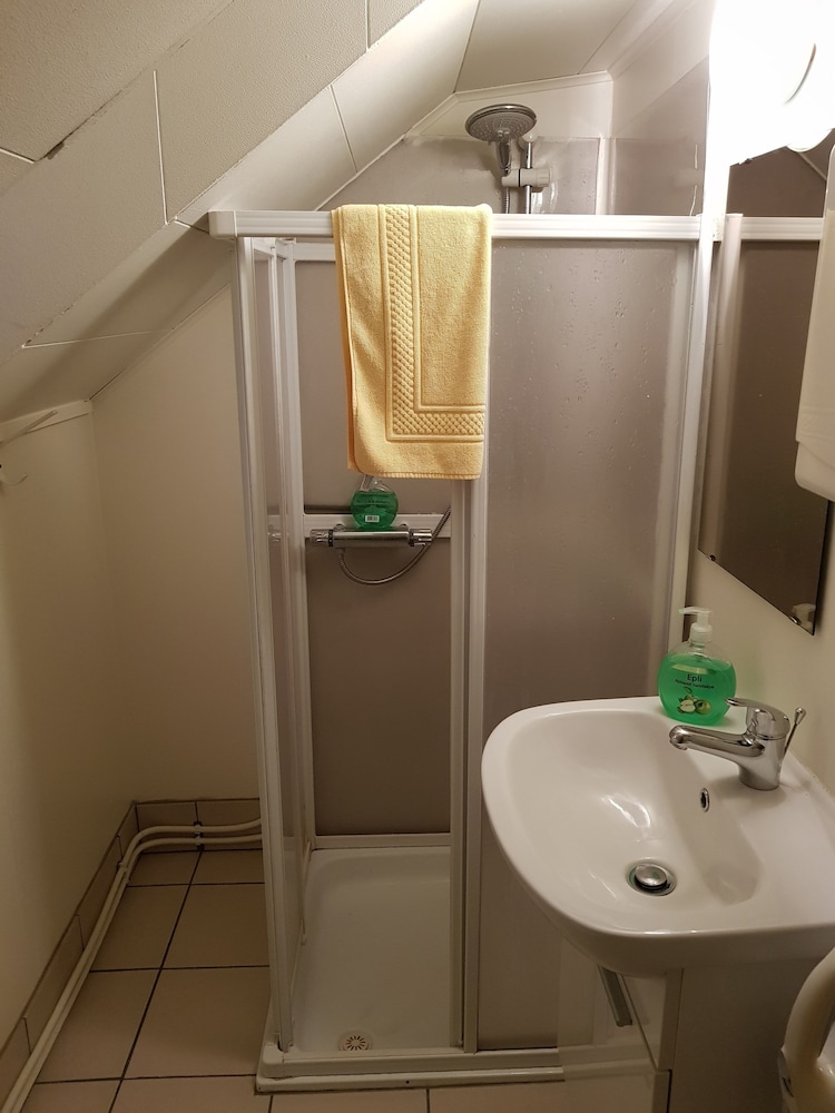 Single Room, Shared Bathroom photo 3