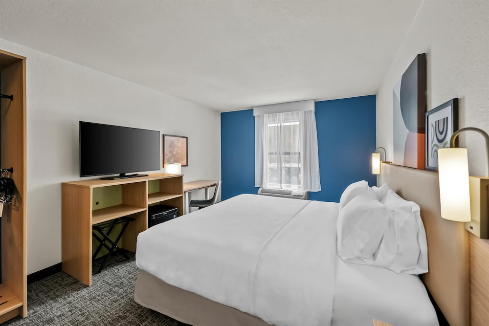 Room, 1 King Bed, Accessible (Mobility & Hearing, Roll-in Shower) - Photo 1
