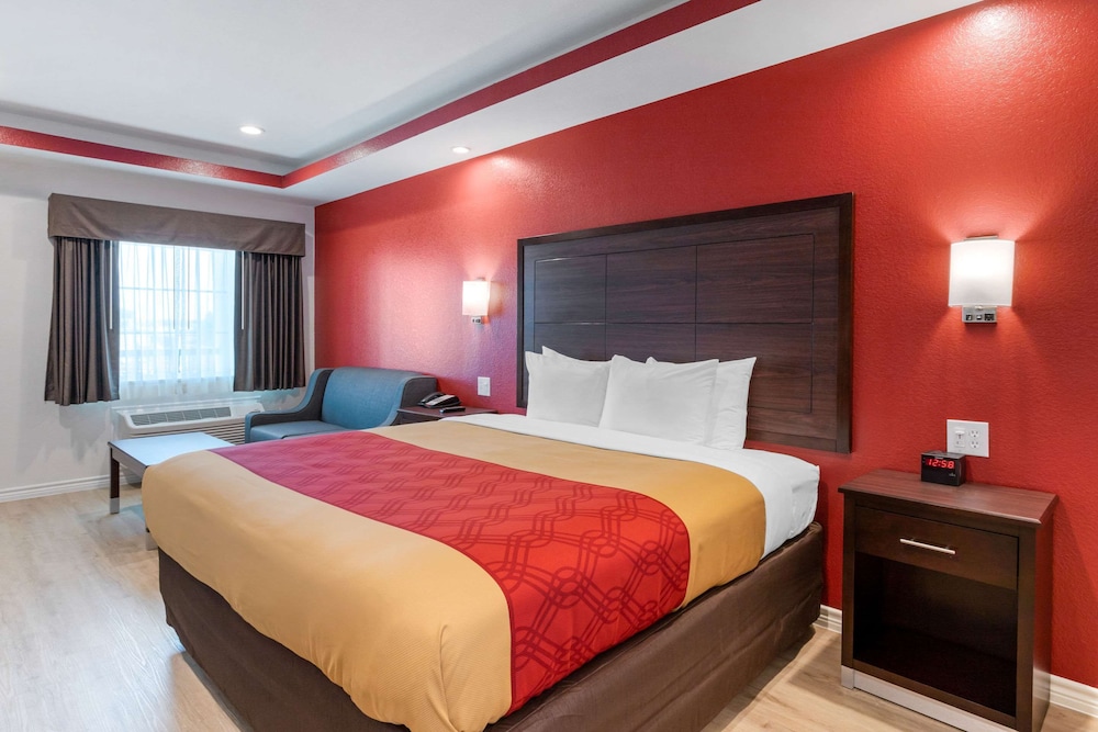 Standard Room, 1 King Bed, Non Smoking - Photo 2