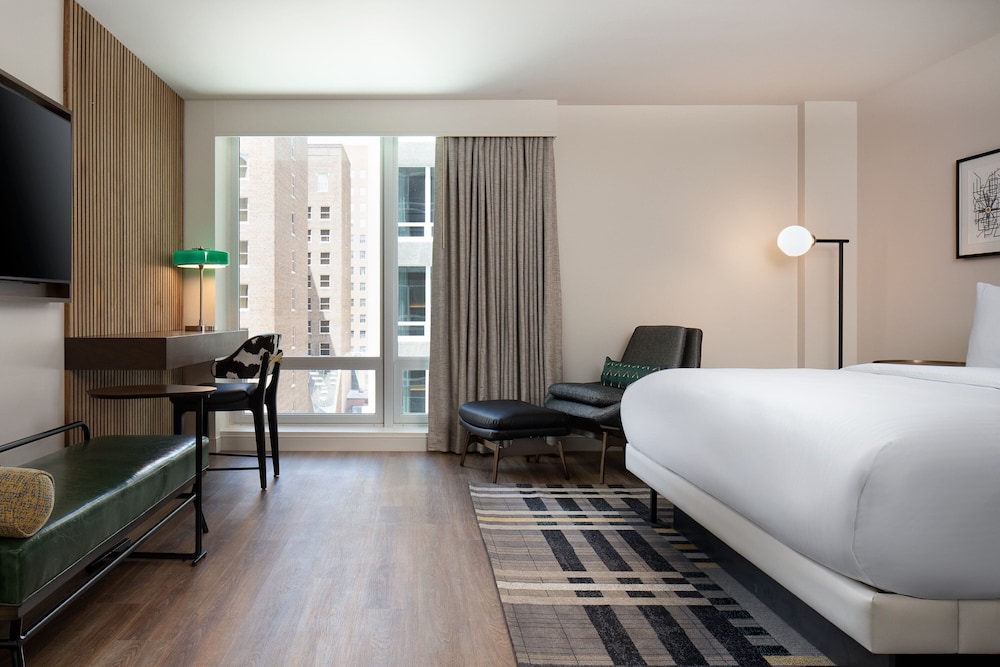 Room, 1 King Bed, Courtyard View - Photo 1