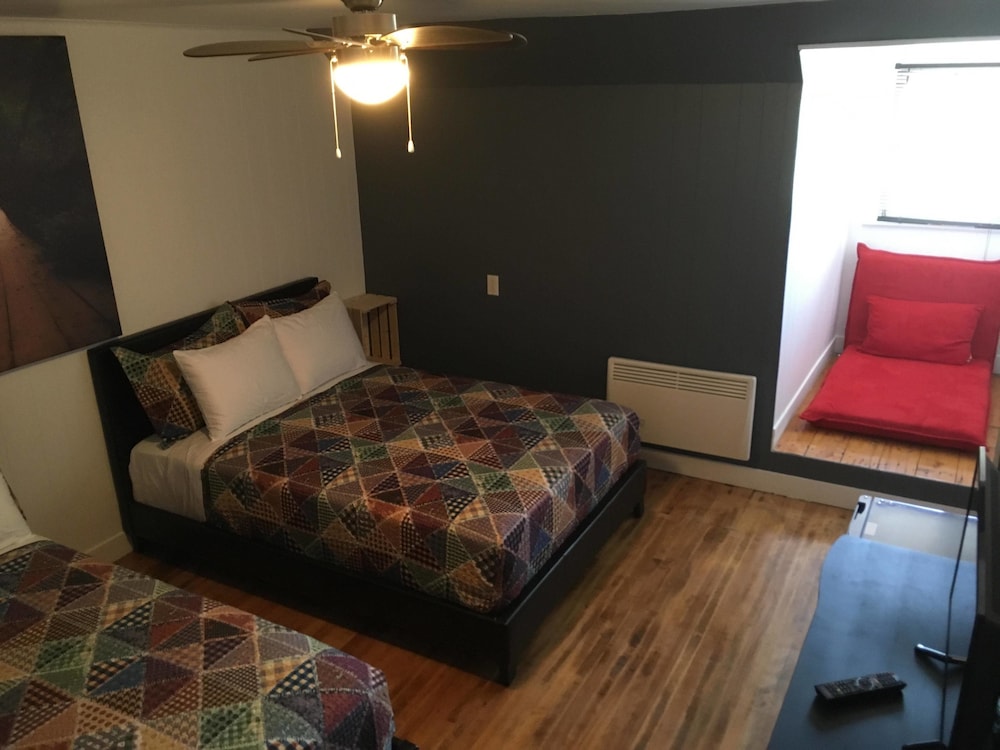 Basic Quadruple Room, 2 Double Beds, Non Smoking, Shared Bathroom photo 3