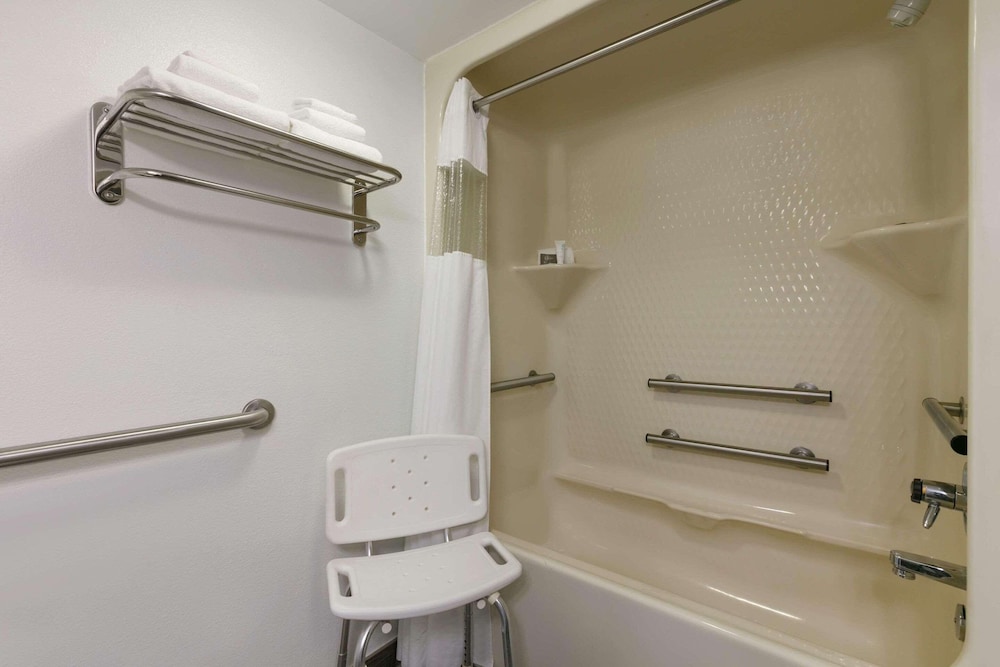 Double Bed-Accessible Room-Non-Smoking - Photo 3