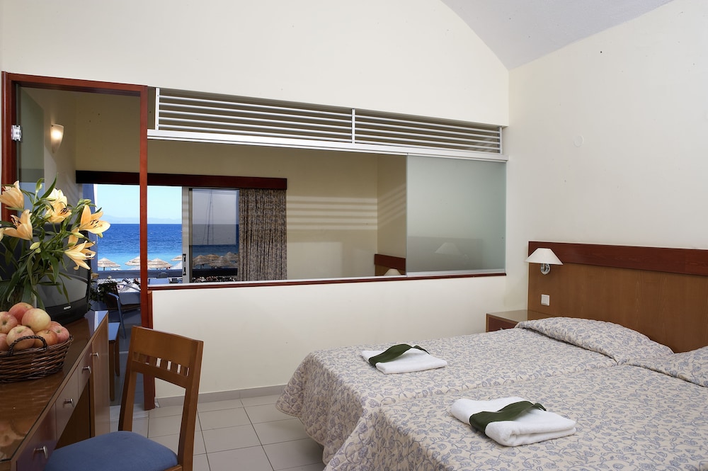 Family Room, Balcony, Garden View photo 3