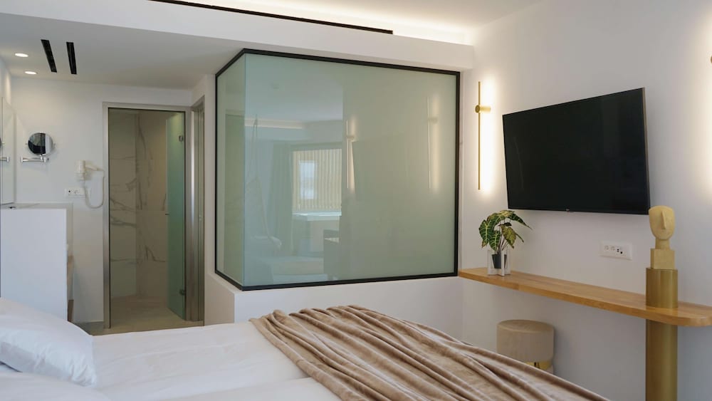 Suite, Hot Tub - Photo 8