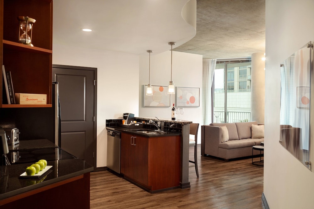 Suite, 1 Bedroom, Balcony (Mobility/Hearing Accessible, Tub) - Photo 7