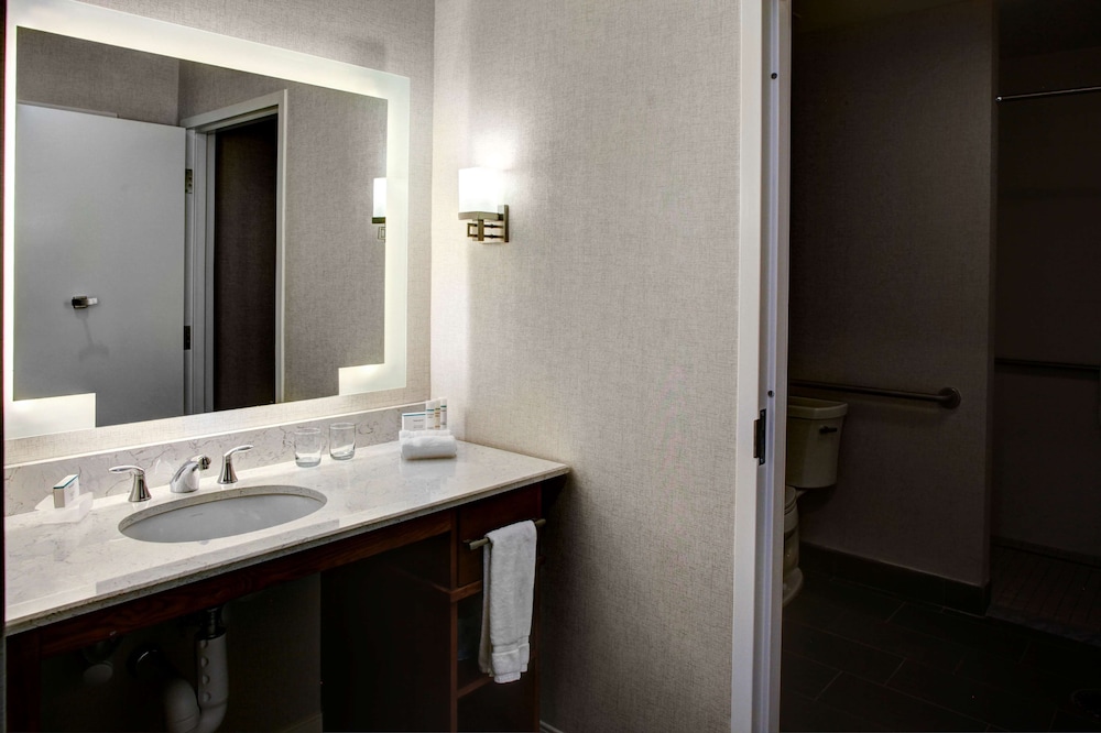 Studio, 2 Queen Beds, Accessible (Roll-in Shower), photo 6