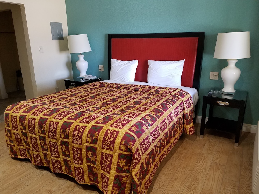 Deluxe Room, 1 King Bed, Smoking photo 1