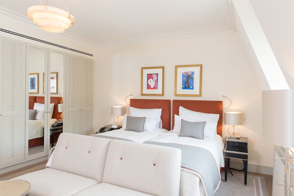Superior Stephanie Room