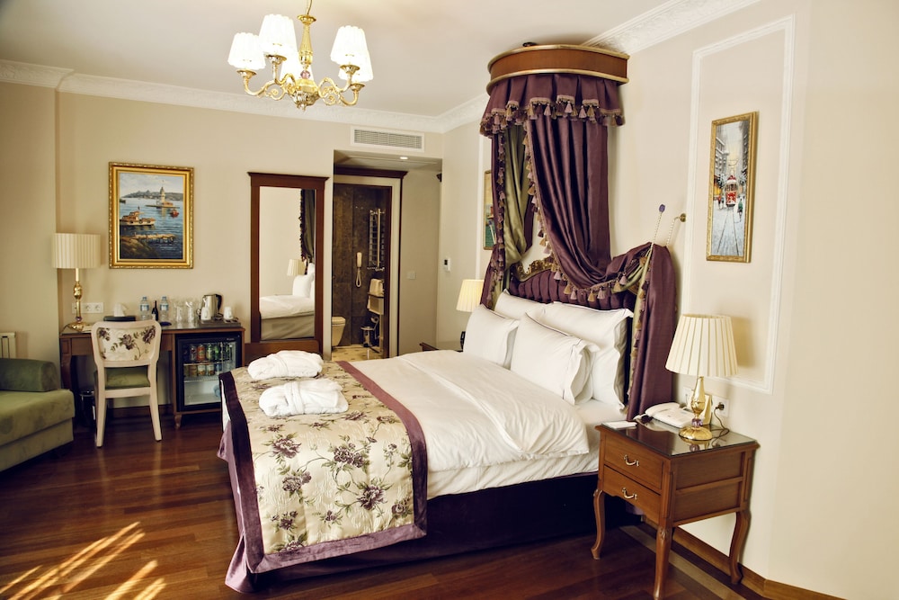 Deluxe Suite, Sea View and Bucoleon Palace View photo 3