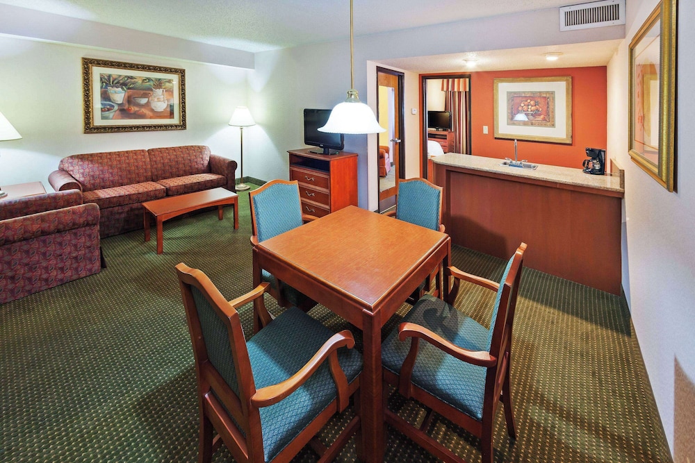 Deluxe Suite, 1 Bedroom, Non Smoking (Wet Bar) - Photo 1