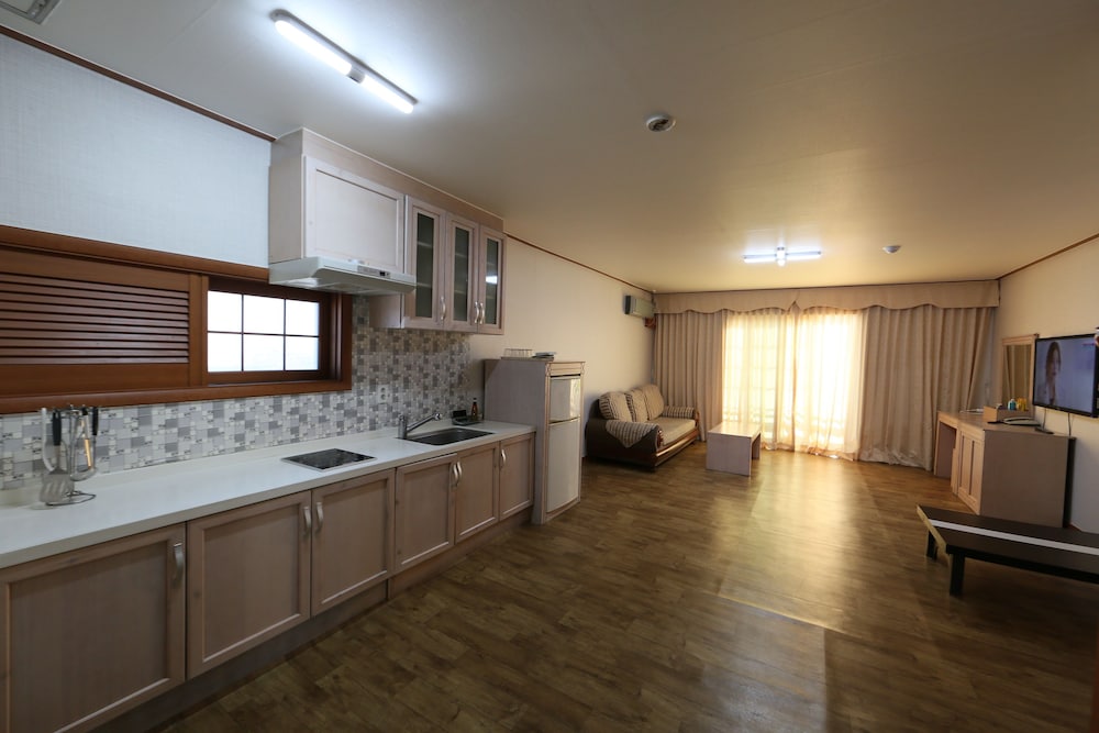 Family Room (25PY, extra person fee over 8 people) photo 2