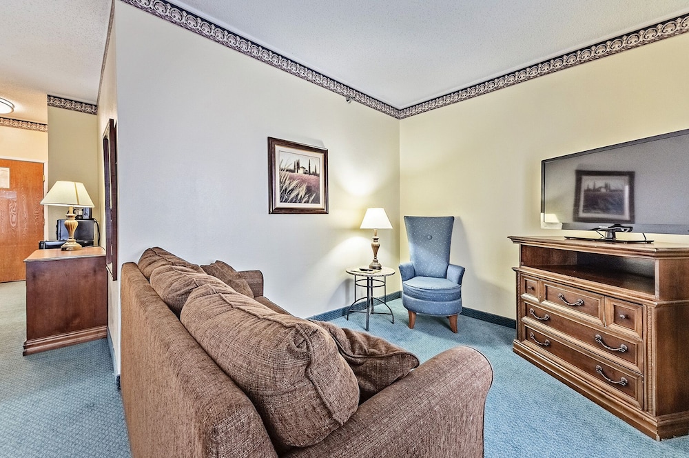 Single King Double Queen Family Suite - Photo 3