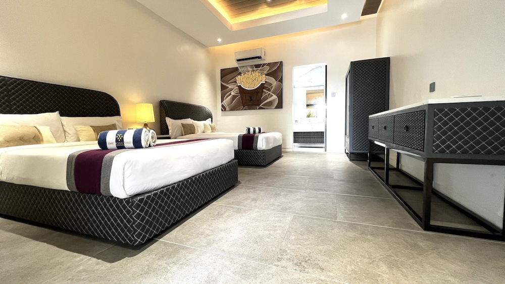 Luxury Villa, 4 Bedrooms - Photo 1