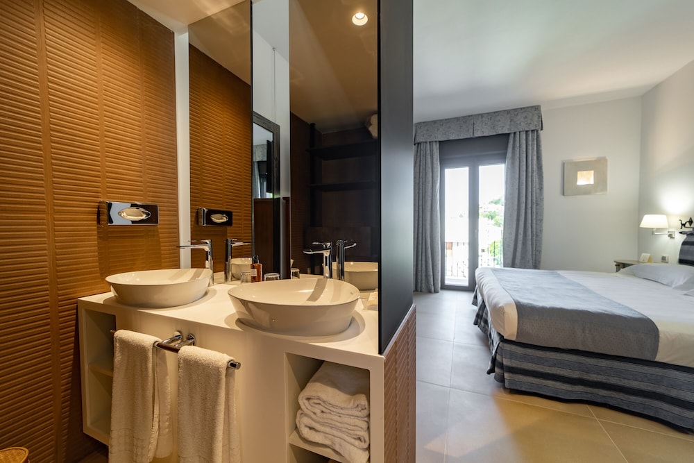 Deluxe Room - Photo 20