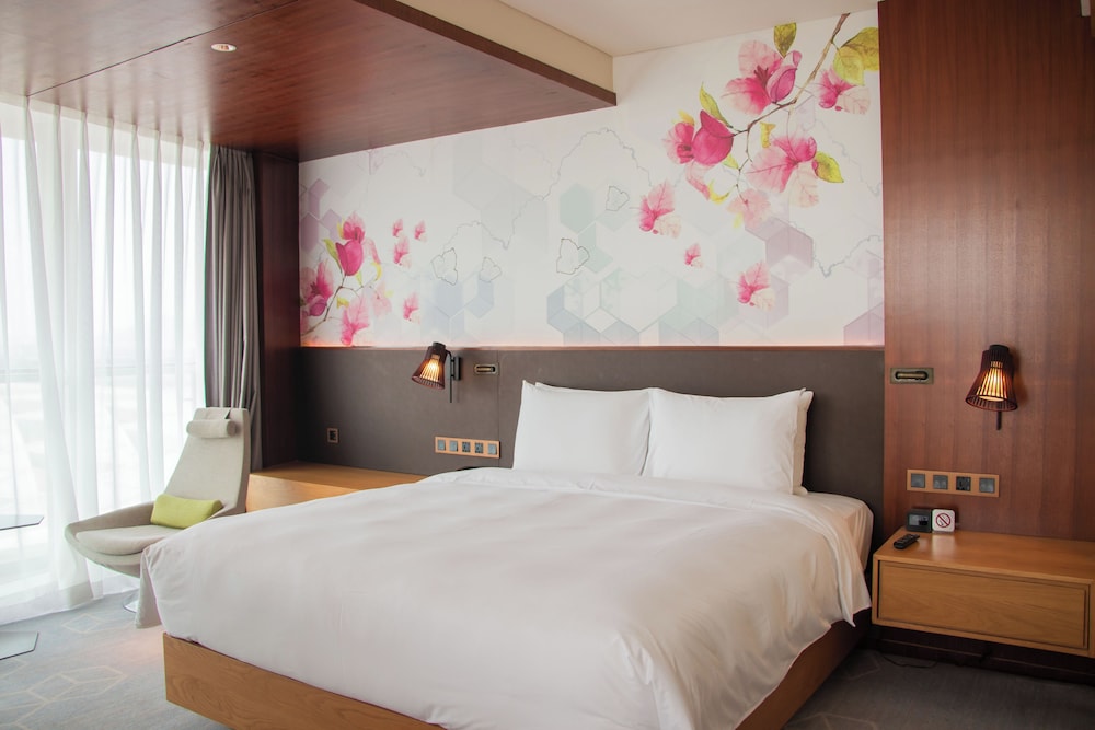 King Guest Room with View - Photo 9