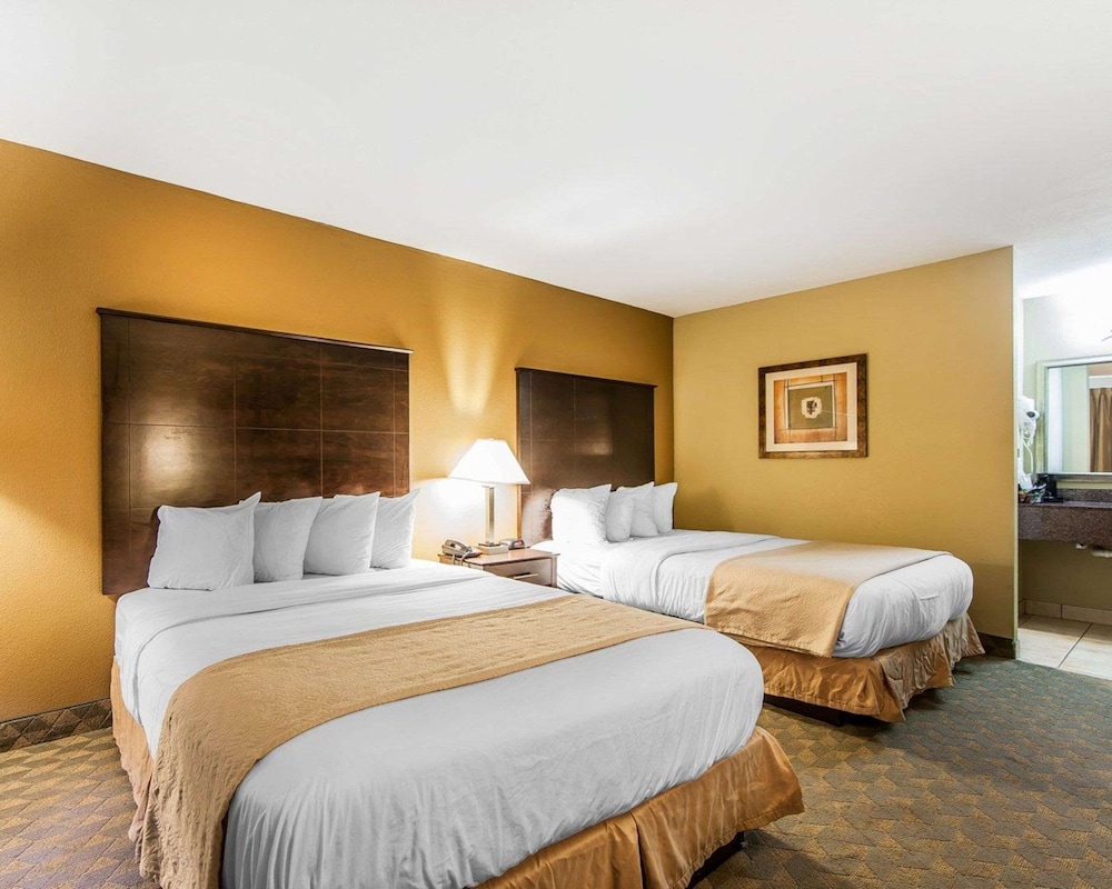 Standard Room, 2 Queen Beds, Non Smoking - Photo 1